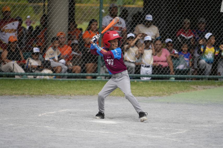 Jugador de los Indios de David al bate durante el partido inaugural de Mini League ÚNICOS Copa El Machetazo 2026.&nbsp;