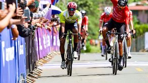 El costarricense Pablo Mudarra abrió la Vuelta a Chiriquí con victoria y liderato, mientras Bolívar Espinosa destacó como el mejor panameño del día.
