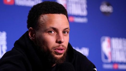 Curry pasa su tiempo de cuarentena como maestro sustituto de su hija