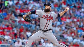 El zurdo Keuchel abrirá con los Bravos y Mikolas lo hará con los Cardenales