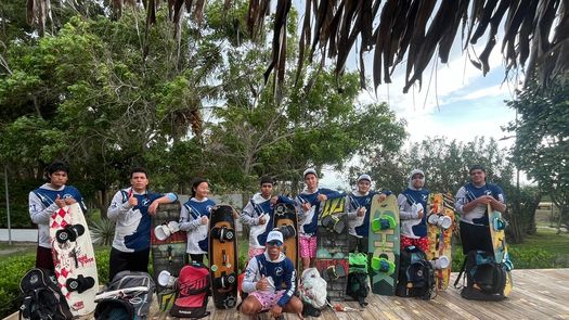 Vecinos, instructores y padrinos de Punta Chame impulsan el programa “Viento que une”, una iniciativa que acerca el kitesurf a jóvenes de la comunidad, promoviendo el deporte, la integración y el uso positivo del tiempo libre. Vecinos, instructores y padrinos de Punta Chame impulsan el programa “Viento que une”, una iniciativa que acerca el kitesurf a jóvenes de la comunidad, promoviendo el deporte, la integración y el uso positivo del tiempo libre.
