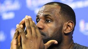 Los Heat esperan jugar mejor en el cuarto partido, Riley quiere a /Melo/