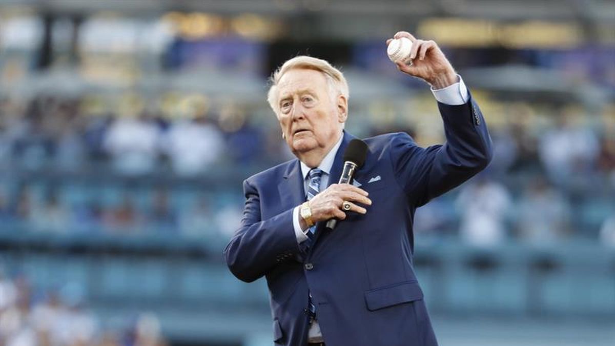El exnarrador de los Dodgers, Vin Scully, hospitalizado al caerse en su casa