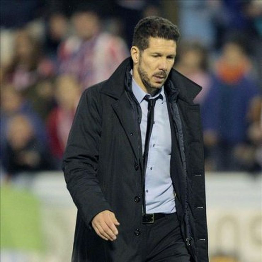 Simeone apoya una recogida de alimentos para Cruz Roja en el Atlético-Sevilla