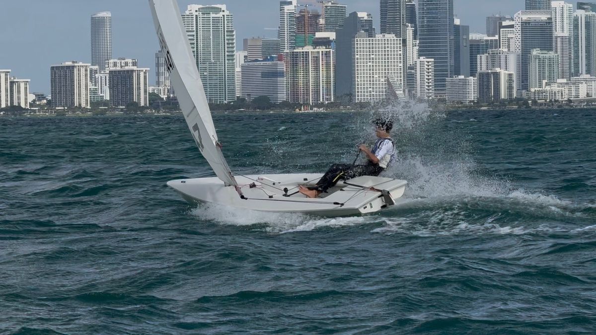 El joven velerista de la Sea Masters Academy Panamá firmó una destacada actuación al remontar hasta el séptimo lugar en un evento de talla internacional. El joven velerista de la Sea Masters Academy Panamá firmó una destacada actuación al remontar hasta el séptimo lugar en un evento de talla internacional.