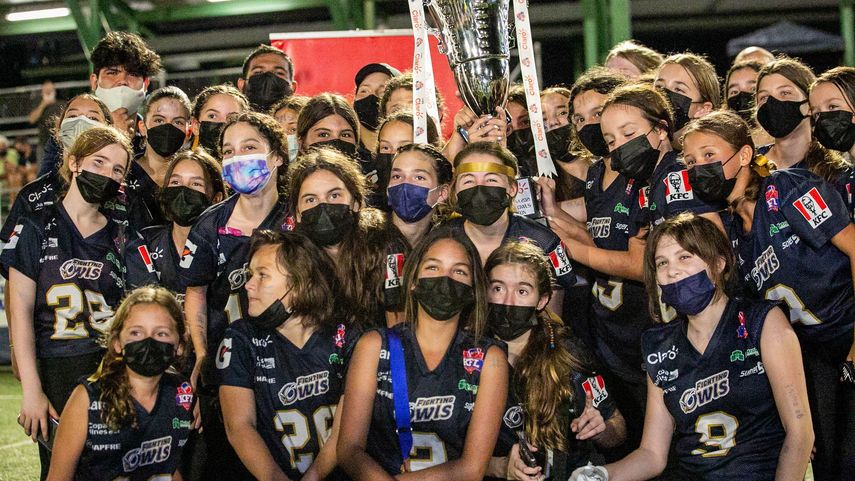 Fighting Owls posando con el trofeo de campeonas.