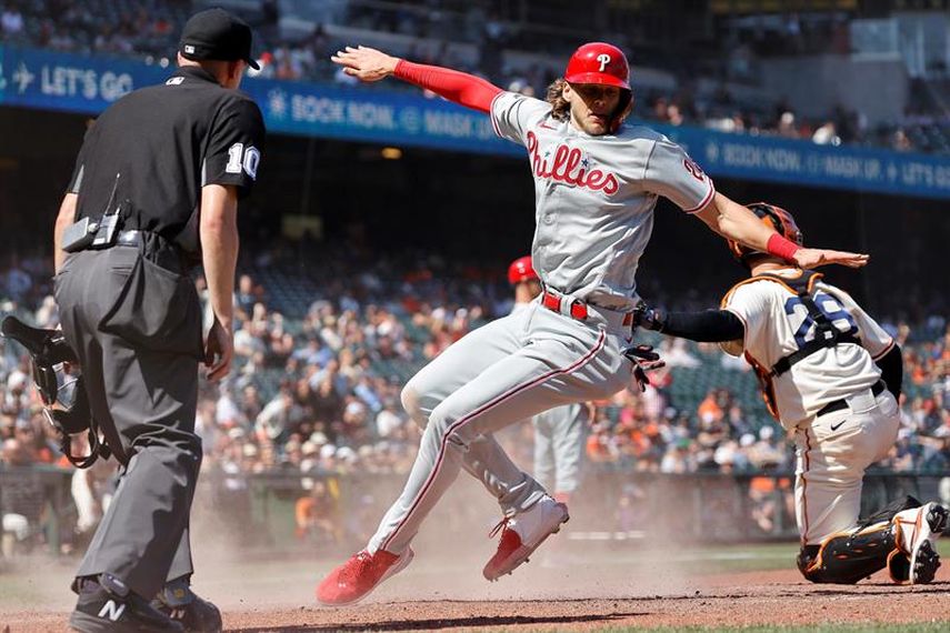 13-6. Hoskins pega dos jonrones y remolca seis