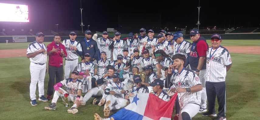 Los jugadores y técnicos del equipo de Panamá posan con sus medallas de oro y el trofeo de campeones del Premundial U23. Foto: Aurelio Ortiz G