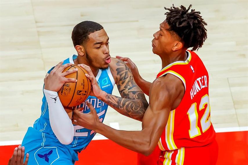 105-102. P.J. Washington lidera victoria de Hornets ante Pistons