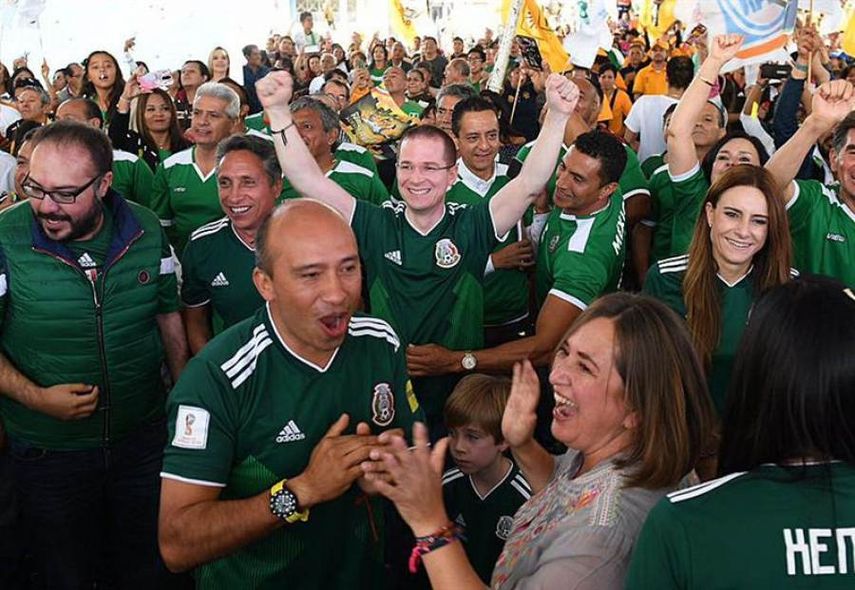Los candidatos presidenciales en México festejan la victoria contra Alemania