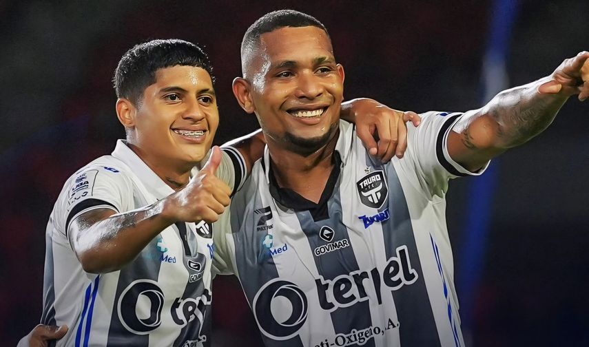 Tauro FC gana, gusta y golea a Universitario