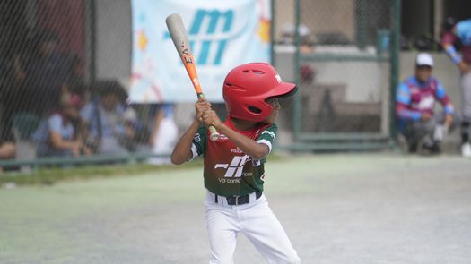 Jugador de la Policía de David al bate durante la temporada 2026 de Mini League ÚNICOS Copa El Machetazo.&nbsp;
