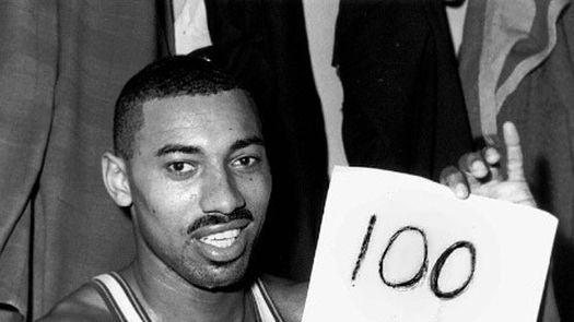 Icónica foto de Wilt Chamberlain la noche que anotó 100 puntos en un partido