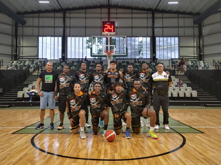 Centinelas, Halcones y Piratas luchan por el liderato