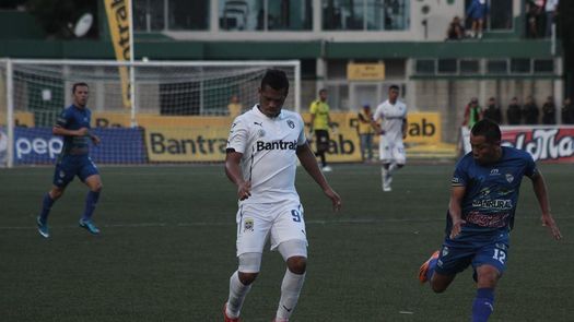 Rolando Blackburn anota doblete y Comunicaciones es segundo