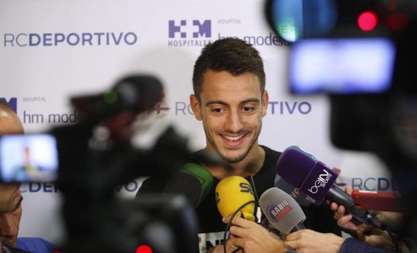 Joselu afirma que no llega al Deportivo para sustituir a Lucas Pérez