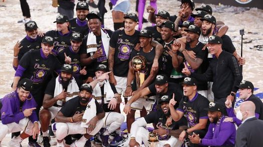 106-93. LeBron James y los Lakers ganan el título del COVID-19 en memoria de Kobe Bryant