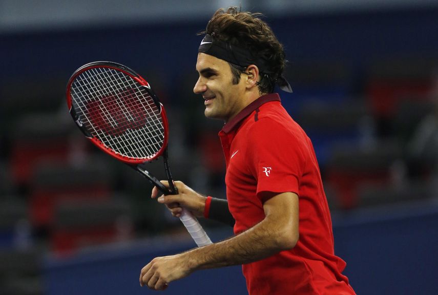 Federer salva cinco bolas de partido ante Mayer, gana y supera a Nadal