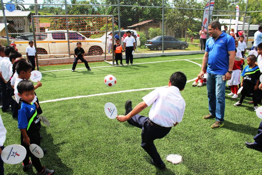 Inauguran cuatro canchas sintéticas de fútbol  y un gimnasio multiuso en Bocas del Toro