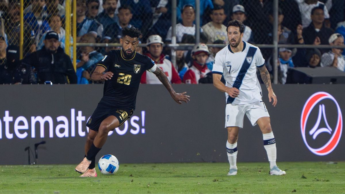 El capitán de Panamá, Aníbal Godoy intenta avanzar con el balón y dejar atrás la marca de un jugador guatemalteco ante de pasárselo a Cecilio Waterman. Foto: Cortesía/Fepafut El capitán de Panamá, Aníbal Godoy intenta avanzar con el balón y dejar atrás la marca de un jugador guatemalteco ante de pasárselo a Cecilio Waterman. Foto: Cortesía/Fepafut