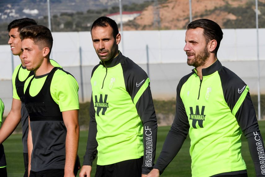 Víctor Díaz, único lateral disponible para la vuelta