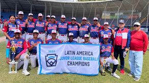 Este es el equipo de las Pequeñas Ligas de Antón posando con la bandera de Panamá y el banderín de Latinoamérica. Foto: Cortesía
