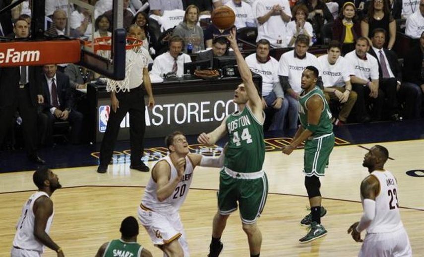 124-109. Ante los Bucks, Zeller y los Celtics llegan a cuatro triunfos seguidos