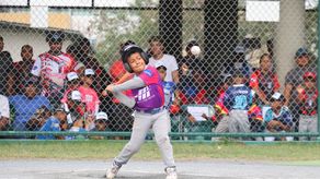 Bateador de los Leones Africanos de Chepo antes de hacer swing en el partido inaugural de Mini League ÚNICOS Copa El Machetazo 2025.&nbsp;