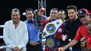 El boxeador panameño Jaime Muñoz posa con los dos cinturones que se ganó tras vencer al venezolano Nehomar Cermeño en el pleito estelar de la velada Guantes de Acero by Zona Box. Foto: Cortesía&nbsp;