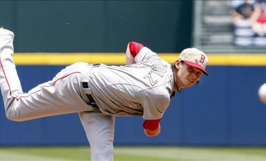 4-3. Buchholz controla desde la lomita la batería de los Azulejos