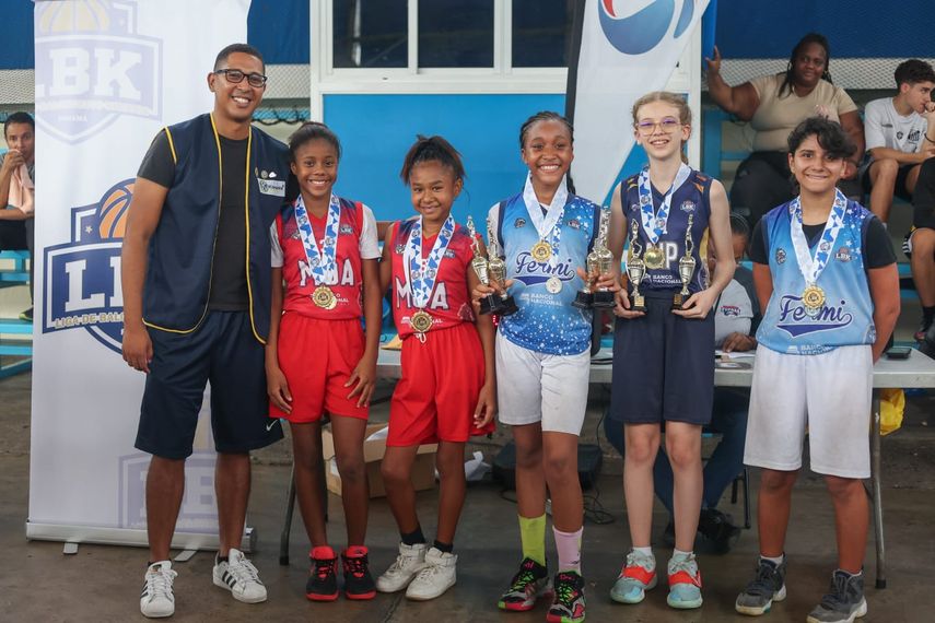 Escuela María Ossa de Amador campeonas LBK Sub12 Femenina