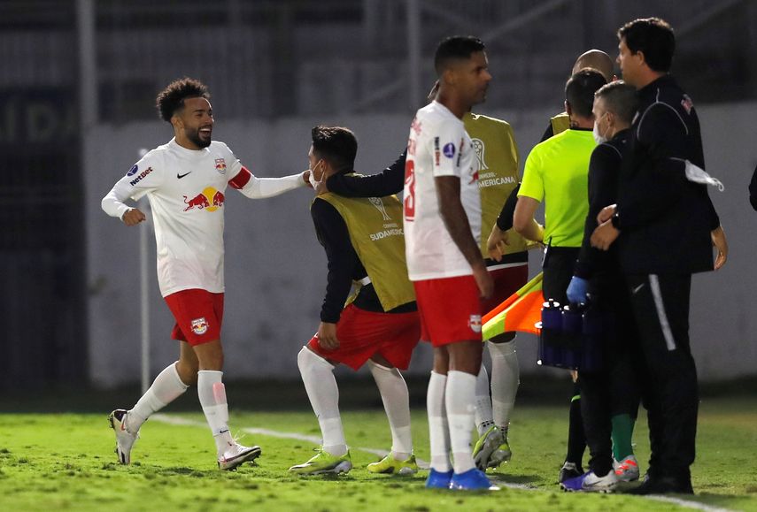 Bragantino derrota al Palmeiras y asume parcialmente el liderato en Brasil