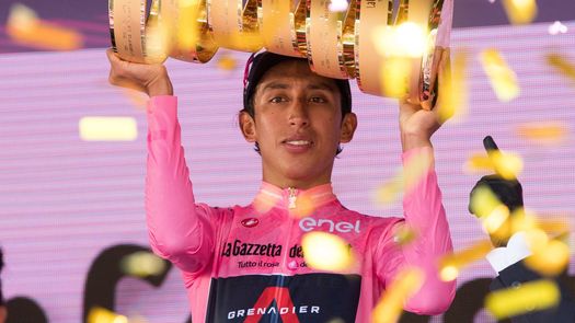 El ciclista colombiano Egan Bernal, ganador del Giro 2021 y el Tour 2019, se perderá gran parte de la temporada tras sufrir un accidente durante un entrenamiento con sus compañeros de equipo en Colombia.