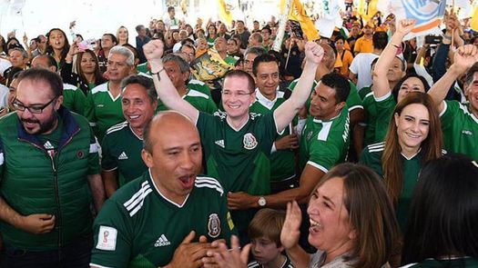 Los candidatos presidenciales en México festejan la victoria contra Alemania