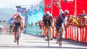 El ciclista panameño Bolívar Espinoza levanta su puño derecho tras cruza primero la meta en la etapa inaugural de la 64va Vuelta a Guatemala. Foto: Cortesía/Federación Guatemalteca de Ciclismo