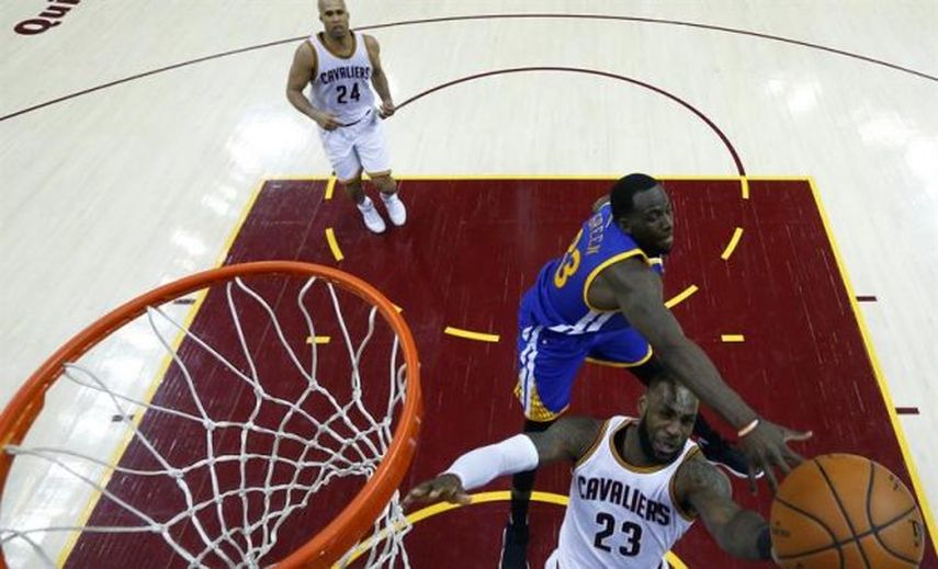 137-116. Irving y James dan su mejor versión para que los Cavaliers obliguen a los Warriors al quinto partido