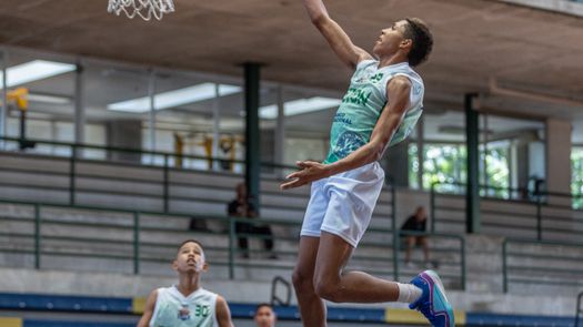 Dylan Lemon de la E.T.C.C. Gastón Faraudo P. elevándose hacia la canasta para conseguir los 2 puntos en contraataque.&nbsp;