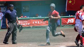 El campocorto William Cutshall piso el plato anotando una de las carreras de Panamá en el duelo contra China Popular en el Mundial U18 de Okinawa, Japón. Foto: Cortesía/Fedebeis