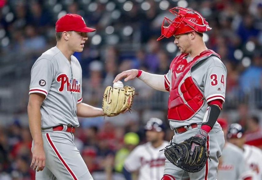 3-2. Knapp castiga a los Orioles con un triple remolcador y guía el triunfo de los Filis
