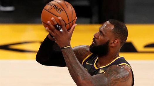 Lakers anuncian la baja de James para el partido de esta noche ante Nuggets