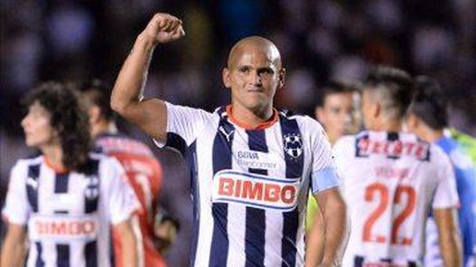 El chileno Suazo da triunfo al Monterrey en juego marcado por largo apagón