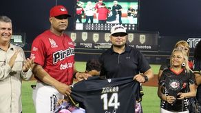 Los Piratas de Campeche retiraron el número 14 que usó durante 7 campañas el panameño Rubén Rivera (de rojo). El acto se realizó la noche del jueves. Foto: Cortesía/Piratas