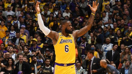 Lakers toman ventaja 3 a 1 de la mano de LeBron James