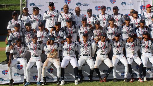 Los integrantes del equipo de Panamá posan orgullosos con su medalla de plata lograda en el Premundial Juvenil de Béisbol 2024. Foto: Aurelio Ortiz G.