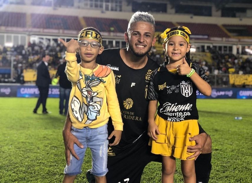 Ávila con sus hijas.&nbsp;