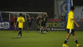 Velasco se viste de héroe para liderar la victoria de los Raiders