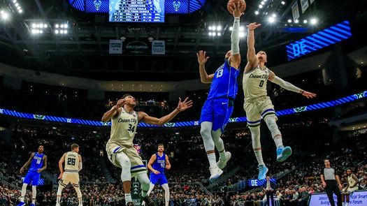 116-120. Seth Curry hace de Doncic y Mavericks cortan racha triunfal de Bucks