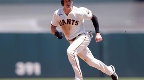 7-2. Yastrzemski pega dos jonrones contra los Cardenales