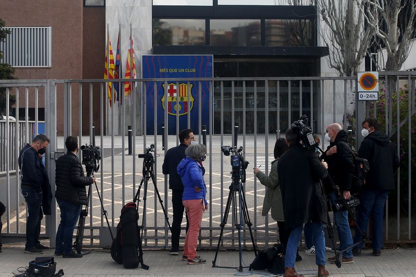 Los Mossos siguen en el Camp Nou y no dejan trabajar a los empleados del club
