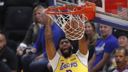 120-101. Davis, James y Howard imponen su poder ante los Hornets